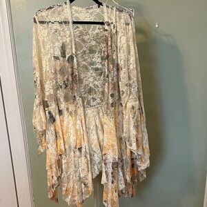 Elegant Floral Lace Cape